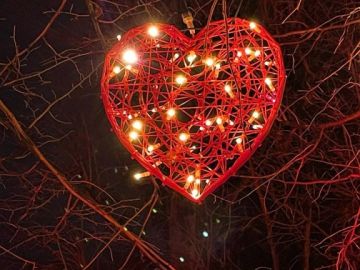Que ce cœur rouge lumineux nous accompagne pour vous souhaiter une excellente année 2023 !❤️✨

Recevez tous nos vœux de bonheur, de santé et de réussite....