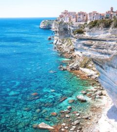Découvrez la beauté sauvage de Bonifacio, entre falaises calcaires et eaux cristallines, pour des vacances inoubliables en Corse ! 💙

Pour réserver votre...